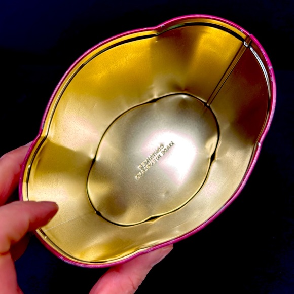 Vintage biscuit tin with Christmas Bunnies scenes Made in England - Picture 6 of 7